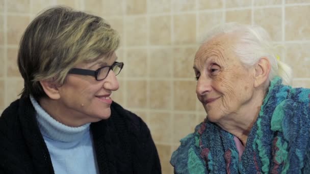 Семейный портрет: улыбающаяся старушка с дочерью — стоковое видео