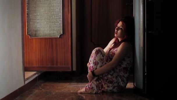 Frau unter Drogen auf dem Fußboden — Stockvideo