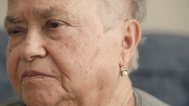 üzgün ifade yaşlı kadın kameraya benziyor