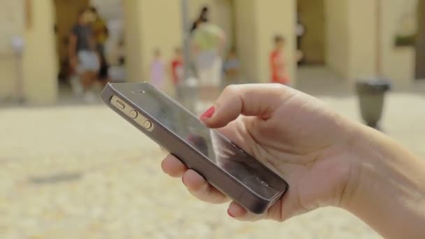 Charmante Frau berührt Smartphone mit der Hand — Stockvideo