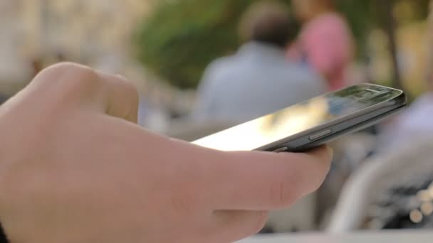  main du jeune homme tout en écrivant un e-mail avec smartphone 