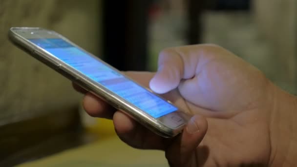 Boy hand texting message in the street during the night — Stock video