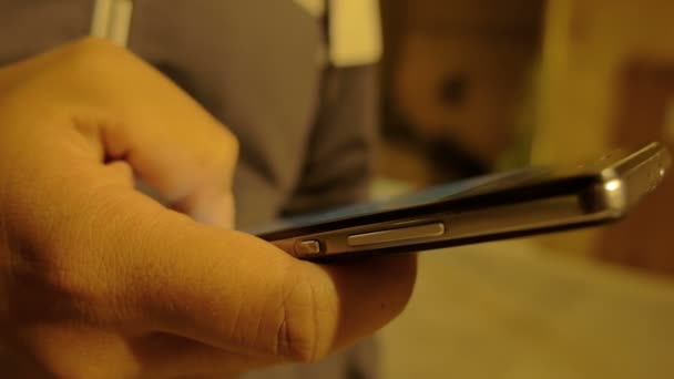 Muž ruce psaní SMS na mobilním telefonu — Stock video
