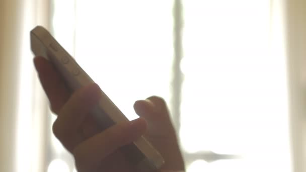 Νεαρή γυναίκα χέρια πληκτρολόγηση σε smartphone — Αρχείο Βίντεο