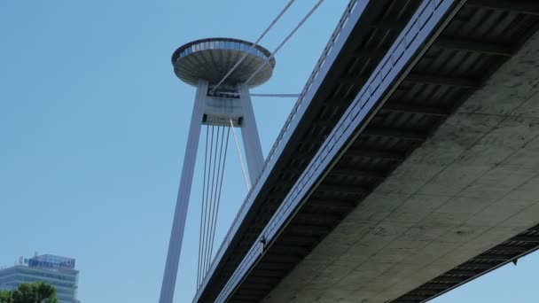 Maravillosa vista del puente OVNI en Bratislava — Vídeo de stock