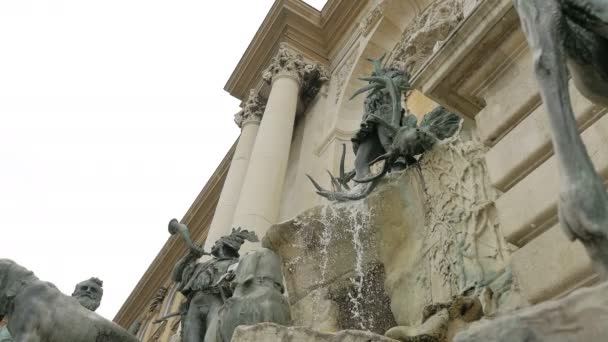 Detail des Matthias-Brunnens in Budapest — Stockvideo