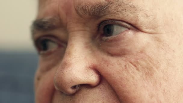 Die Augen der traurigen alten Frau — Stockvideo