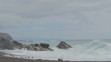  ağır çekim bir bulutlu gün boyunca fırtınalı deniz