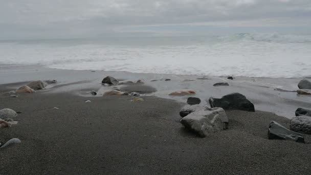 Roches de sable et la mer pendant une journée pluvieuse — Video