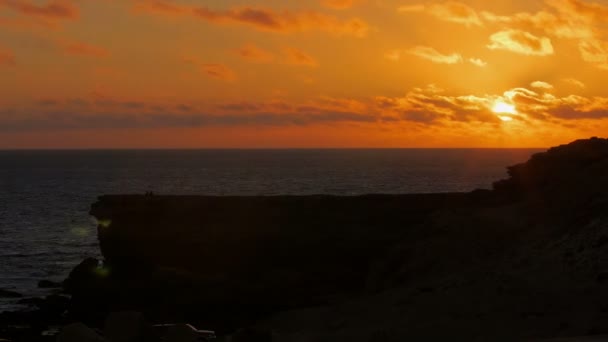 Man bang en angstig rookt zenuwachtig een sigaret aan de kust — Stockvideo