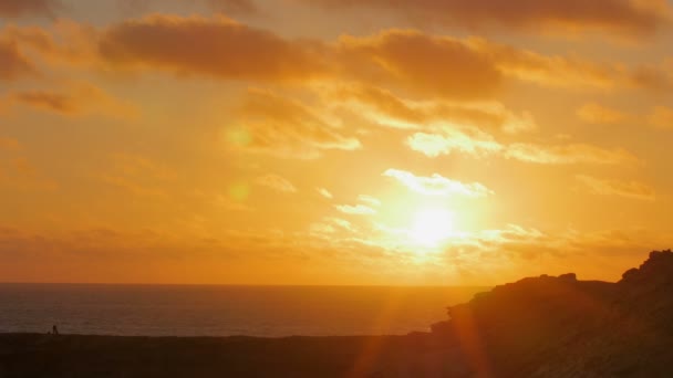 La Pared-günbatımı sahilinde denizin üzerinde güneşin battığı — Stok video