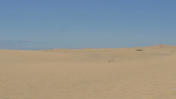 plage déserte par une chaude journée d'été 