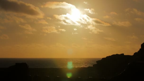 La Pared (fuerteventura) instellen op de kust, de zon daalt over de zee- — Stockvideo