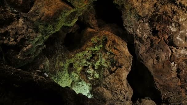 Cueva de los Verdes (Lanzarote)-the depth and the rockiness of the cave — Stock video