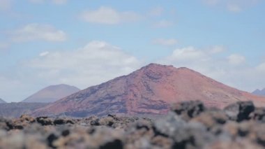  Yukarıdaki - Timanfaya Park (lanzarote çalıştırmak bulutlar ile kurak dağ)