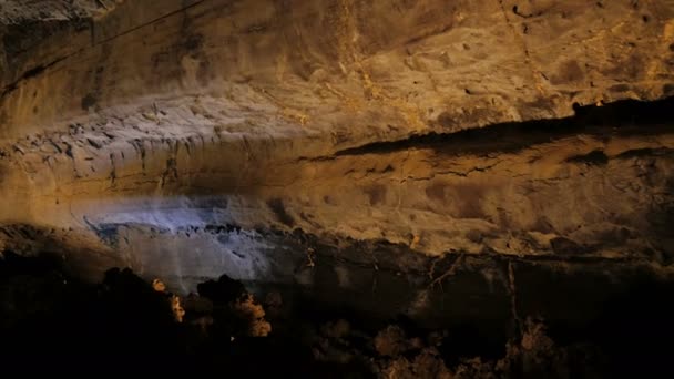 Тьма и тайна в пещере - Куэва-де-лос-Вердес (Льяроте) ) — стоковое видео