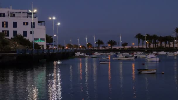 Haven Arrecife - de nacht en de stilte in een kleine haven — Stockvideo