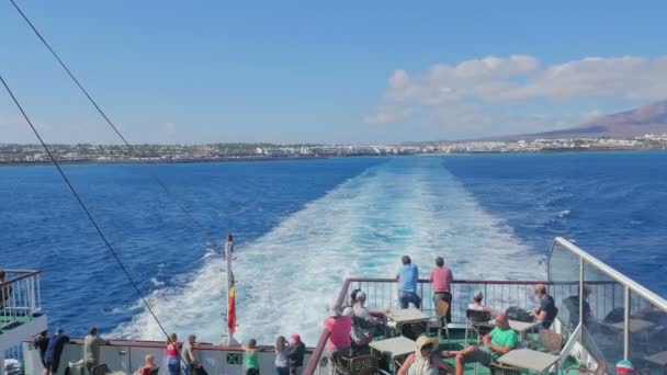 Persone lasciano l'isola in traghetto, la fine dell'estate- Lanzarote, Isole Canarie, Luglio 2016 — Video Stock