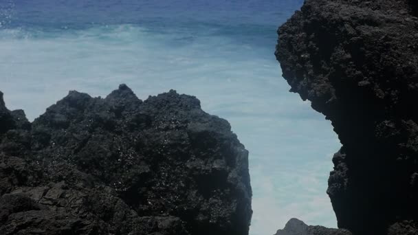 Hidden view from the rocks of the sea in the storm — Αρχείο Βίντεο