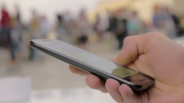 Tipik haber smartphone genç elini tutar