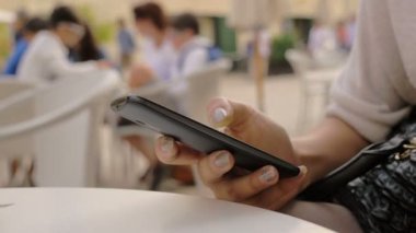 Genç kadın eli ise hızlı bir şekilde bir ileti yazın