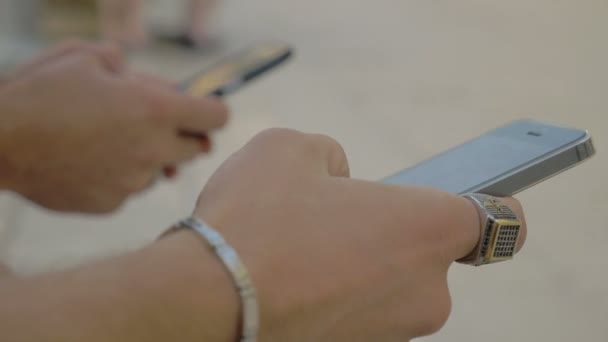 Młodzi chłopcy ręce sprytnie za pomocą smartfona — Wideo stockowe