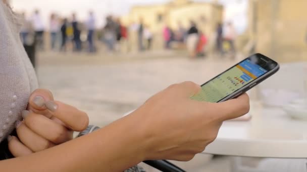 Hände raffinierte Frau tippt eine Nachricht auf Ihr Smartphone — Stockvideo