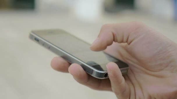 Empresario manos escribiendo mensaje en el teléfono inteligente — Vídeos de Stock