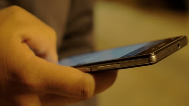 Young man hands writing text message on mobile phone — Αρχείο Βίντεο