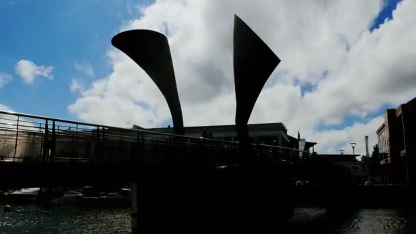Bristol-хмари працює на гавань стороні — стокове відео