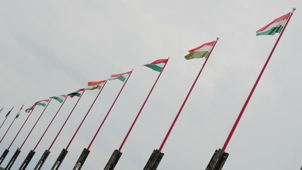 Budapest - intett a szél, felhős magyar zászlók