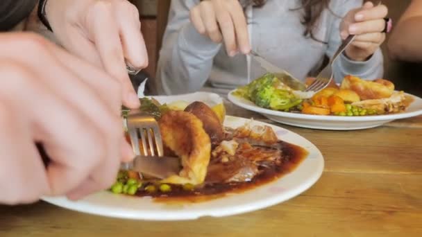 Sunday Roast - mensen die eten in de pub rosbief en aardappelen — Stockvideo