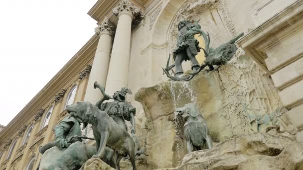 Suggestiver Blick auf das Symbol budapest: Matthias-Brunnen — Stockvideo