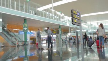İnsanlar için uçuş - Barselona, İspanya, Temmuz 2016 bekleyen Havaalanı'nda