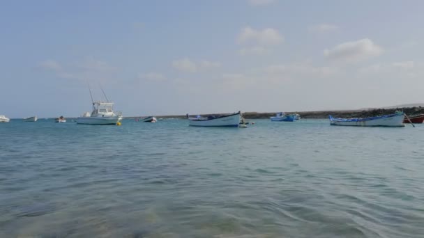 Fuerteventura- timelapse águas cristalinas que fluem sob barcos ancorados — Vídeo de Stock