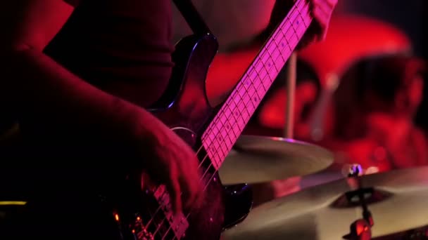 Гитара и барабаны во время небольшого концерта — стоковое видео