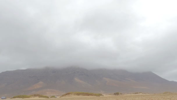 Fuerteventura-de bergketen op een mistige dag — Stockvideo