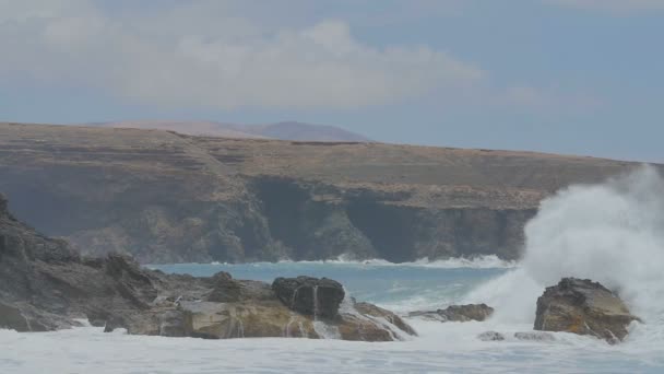 Fuerteventura - yavaş dalgalar kendilerini bulutlu bir günde karşı cliff fırlama — Stok video