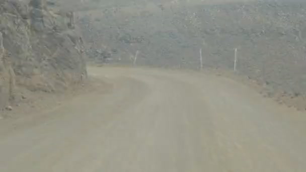 Fuerteventura- rápido corriendo por el sendero hacia la cima de la montaña — Vídeos de Stock