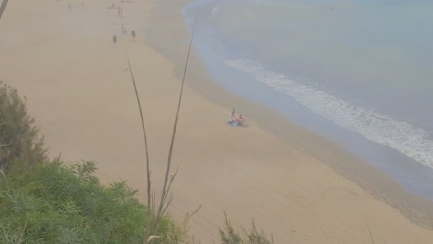 Gran canaria- windy beach with people enjoying the sun — Stock Video