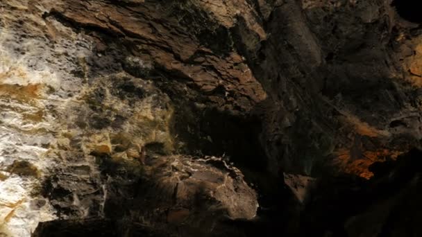 Cuevas de los Verdes- parois rocheuses géologiques dans une grotte — Video