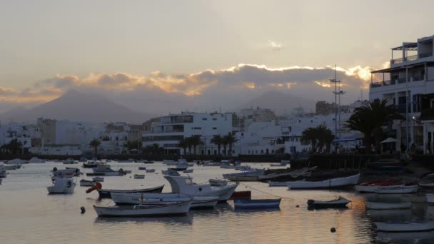 Arrecife, canarie nuvole che corrono su un piccolo porto con barche ormeggiate — Video Stock