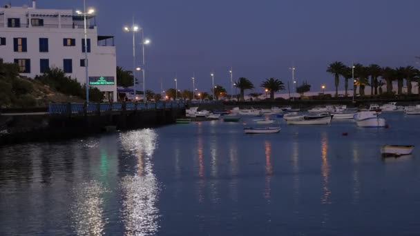 Arrecife, Larote- Портрет тишины в гавани ночью с пришвартованными лодками в сумерках — стоковое видео