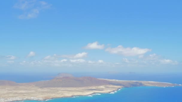 Вид с воздуха на необитаемый остров Грасиоса в море — стоковое видео