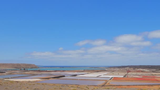 Nubes corren más rápido en los campos de montañas y el mar en Lanzator- timelapse — Vídeo de stock