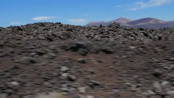 Подорожуючи через вулканічних територій в Лансароте — стокове відео
