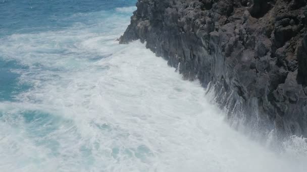 Lanzarote. Přehled síly moře: velké vlny narážely na útesu — Stock video