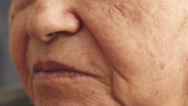 Wajah wanita tua yang sedih — Stok Video