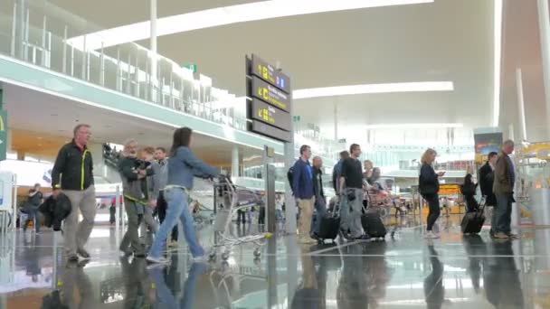 Panoramica delle persone in attesa del volo in aeroporto moderno- Barcellona, Spagna 10 luglio 2016 — Video Stock