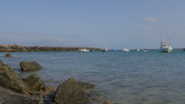 Вода течет мягко по скалам в лагуне - Fuerteventura — стоковое видео